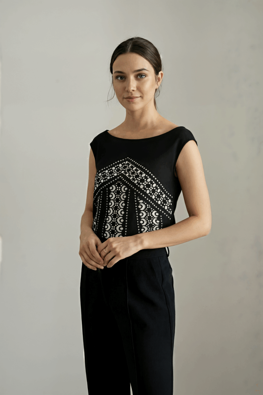 Top negro de neopreno con fondo blanco