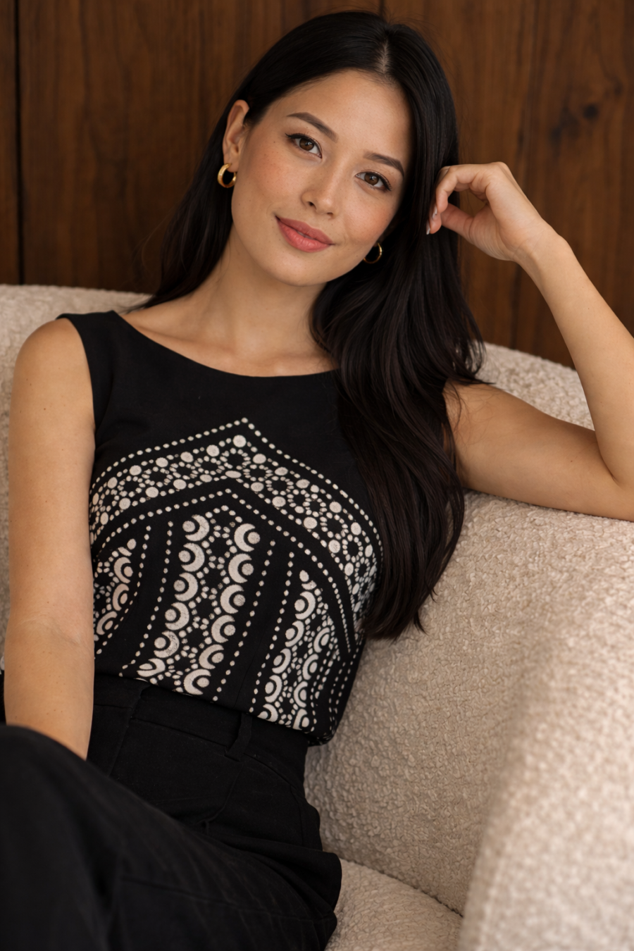 Top negro de neopreno con fondo blanco