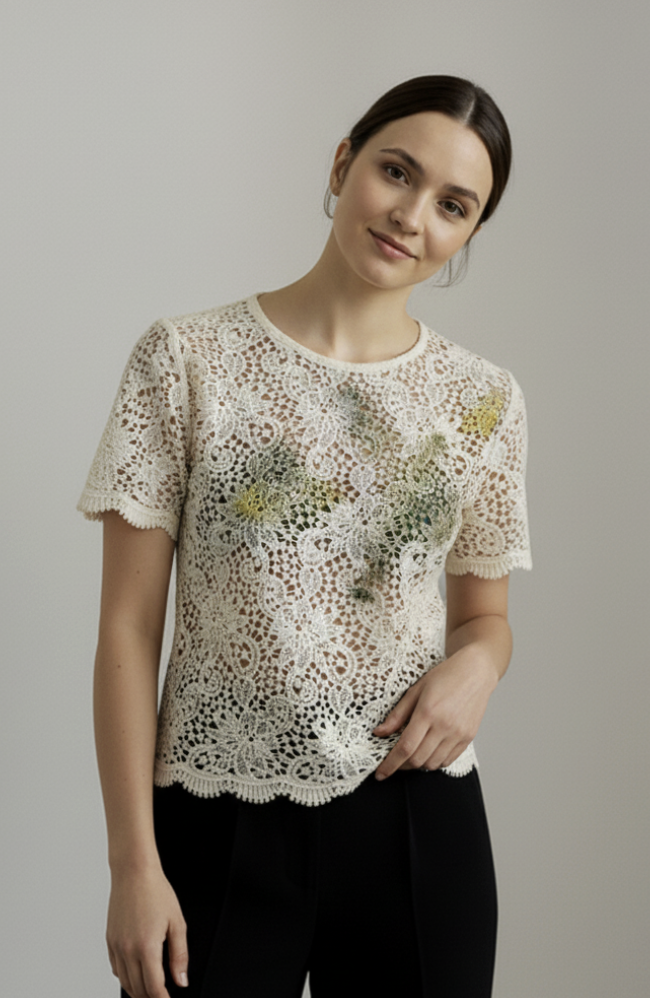 Blusa blanca de encaje con bordado floral Woman&Now