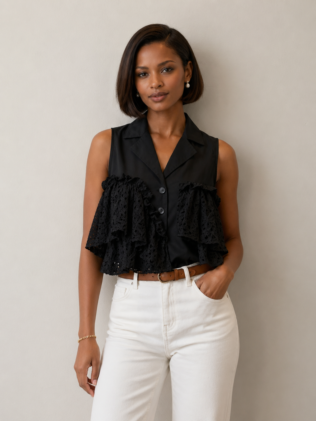 Blusa negra de sisa con capas bordadas Be Blouse
